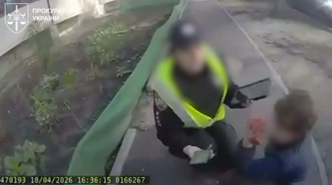 Скриншот відео з бодікамери патрульного