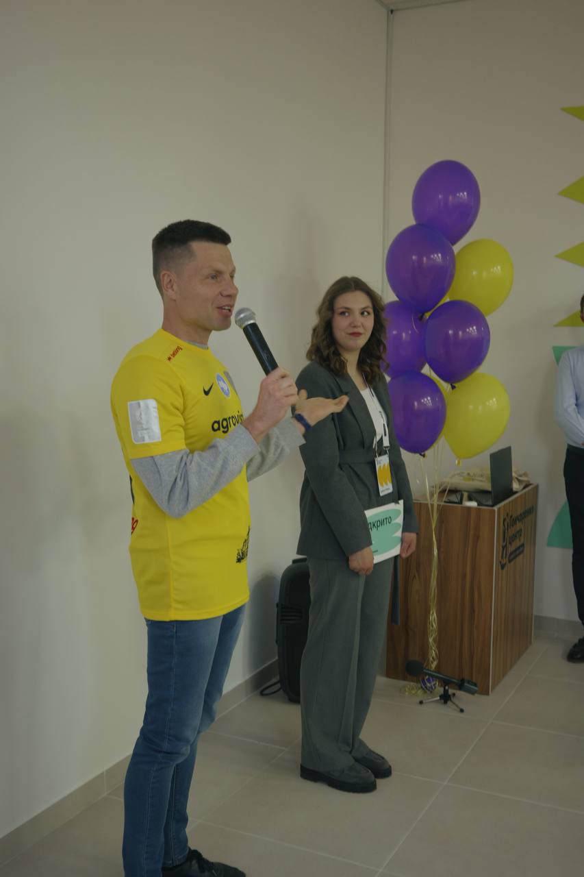 Олексій Гончаренко виголошує промову на відкритті центру