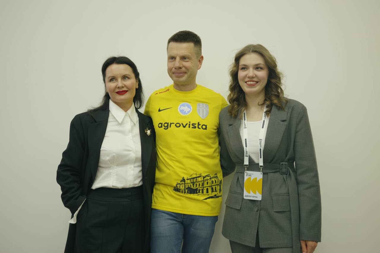 Олексій Гончаренко фотографується з людьми