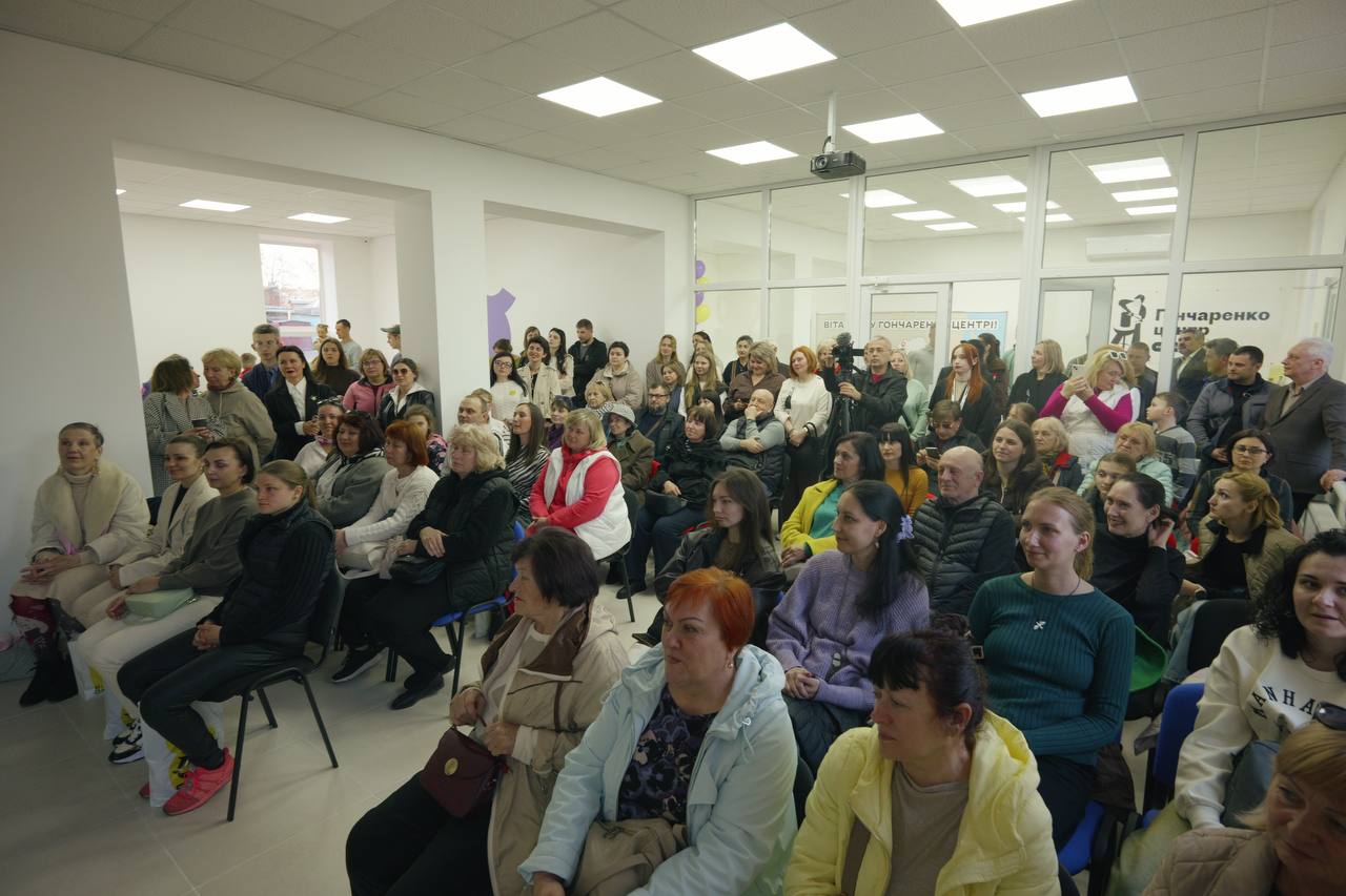 Люди прийшли на відкриття Гончаренко центру в Олександрії