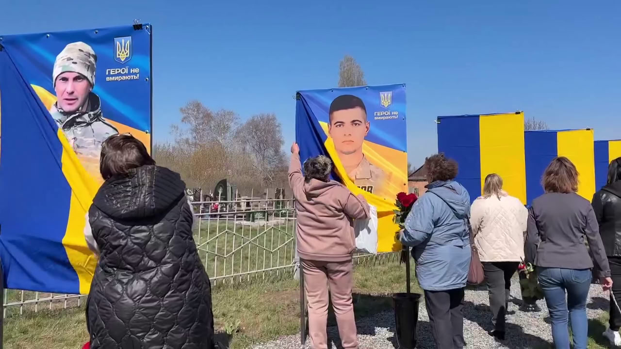 Жінки відкривають портрети воїнів на Алеї пам'яті в Новомиргородській громаді