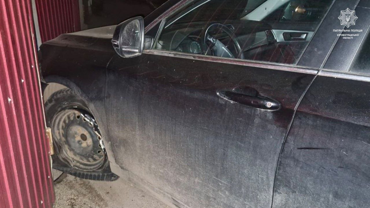 Автівка врізалася в паркан