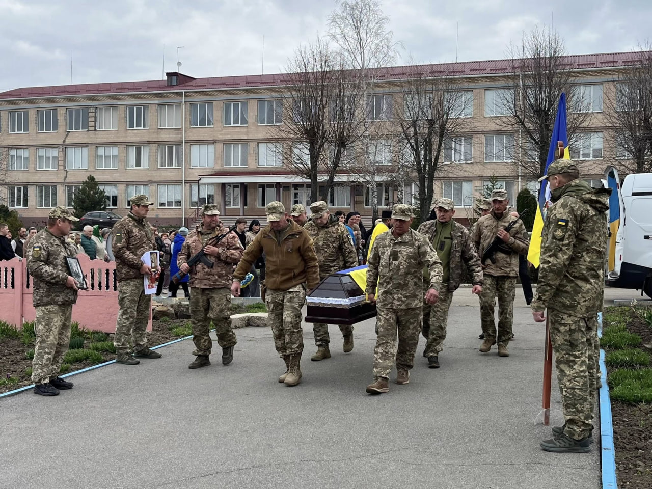 Військові несуть труну із загиблим бійцем Володимиром Гаркавенком