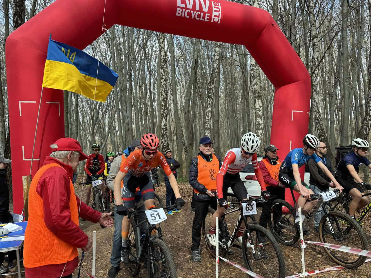 Велосипедисти перед стартом