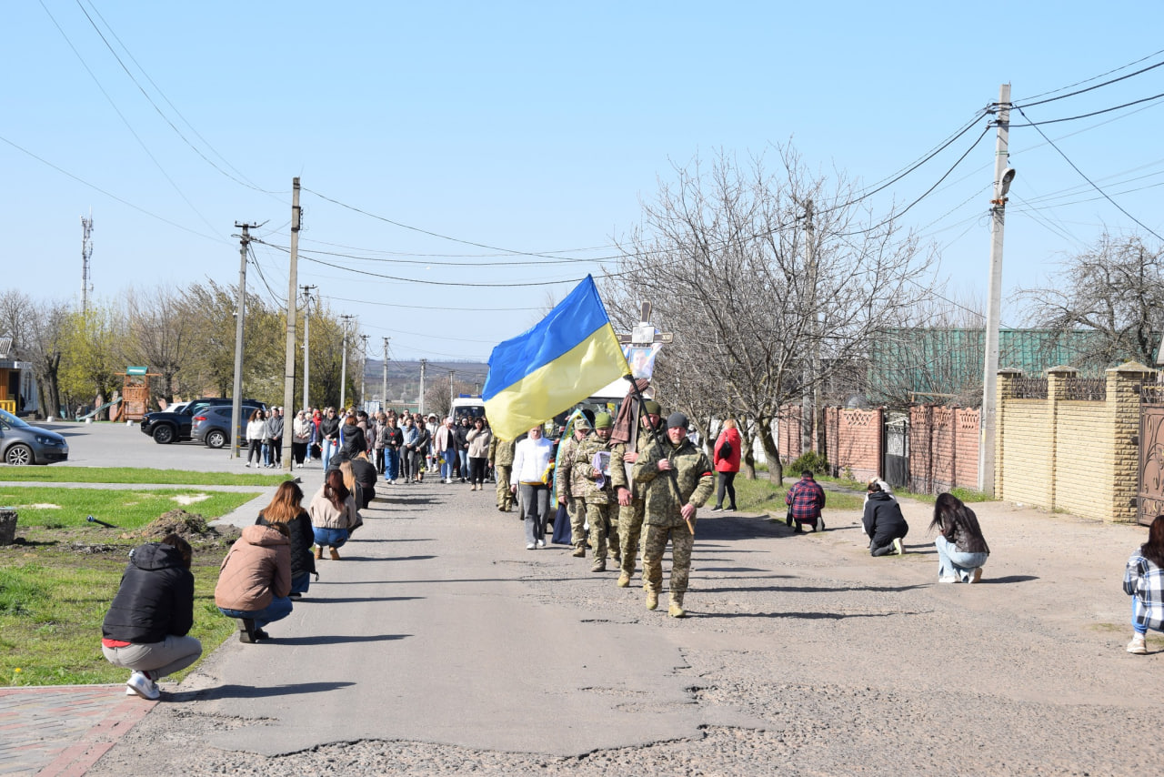 Жителі громади зустрічають полеглого Дениса Джуся живим коридором