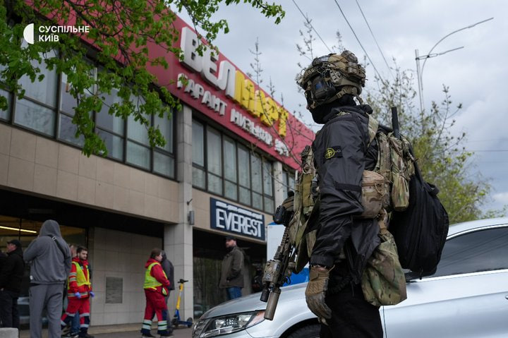 Спецпризначенець на місці стрілянини у Києві