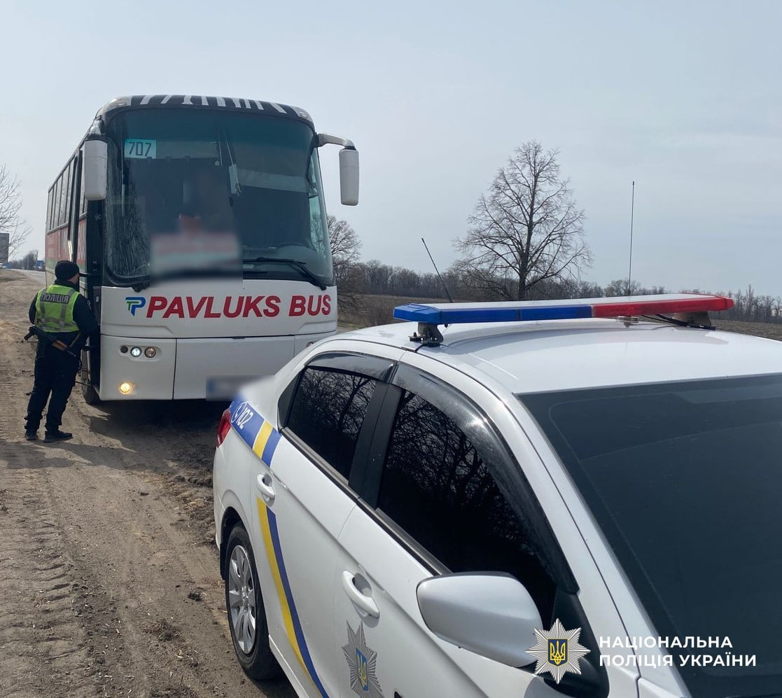 Поліція зупинила автобус для перевірки