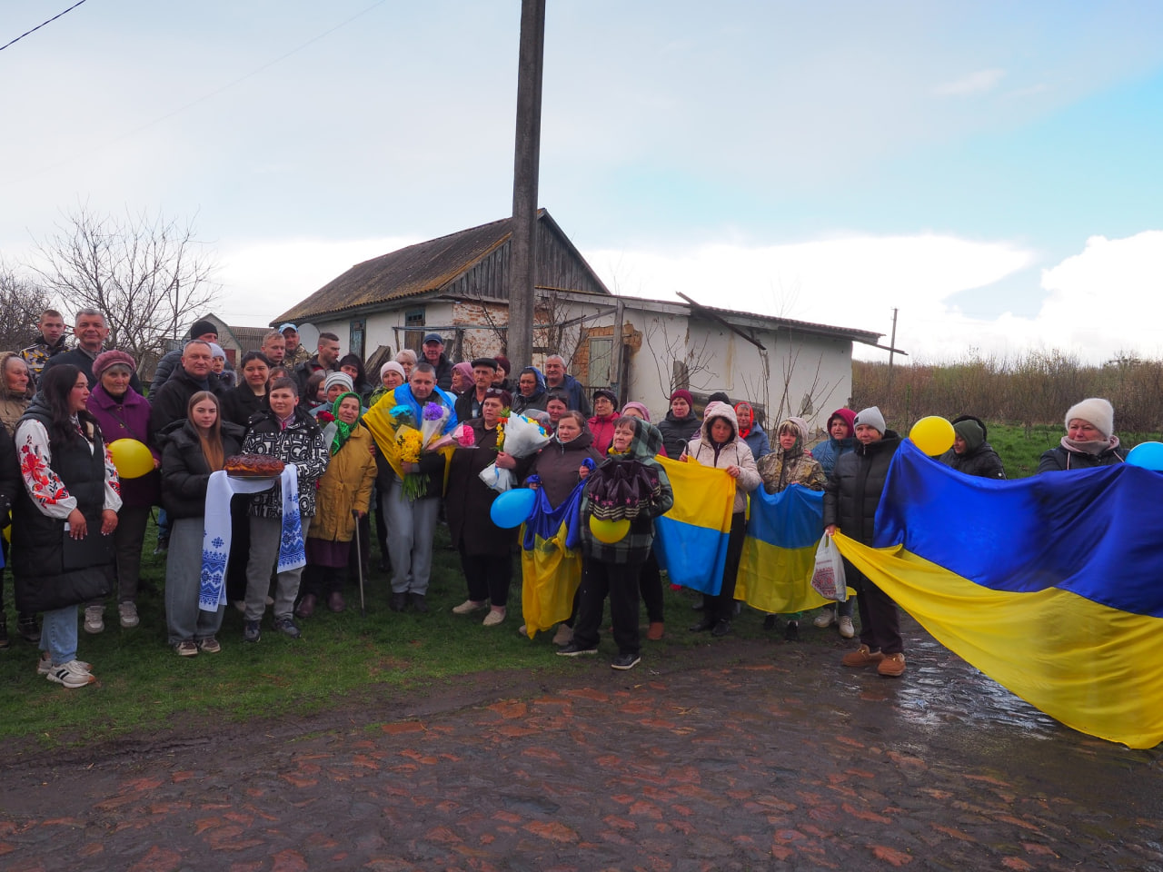 Гайворонська громада зустріла звільненого з полону військового