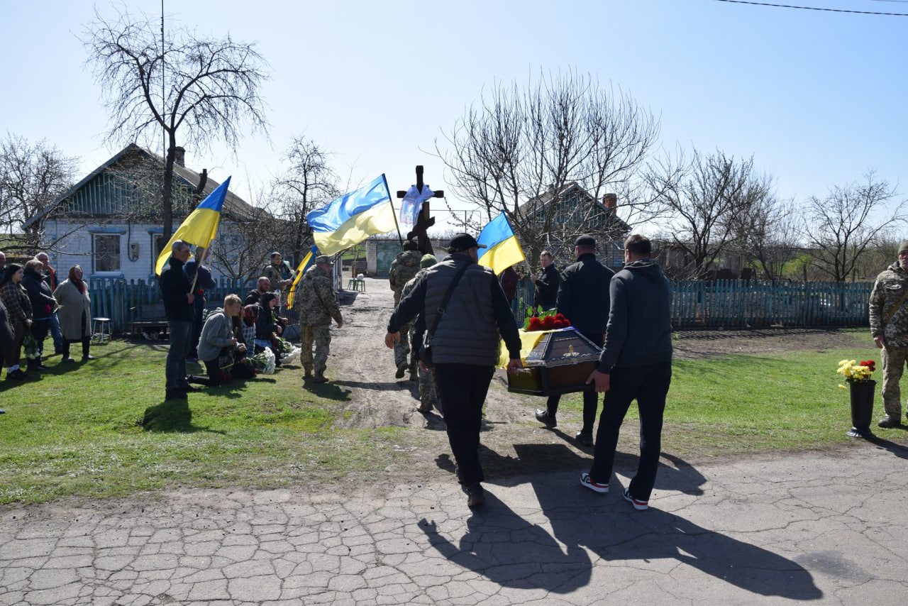 Громада проводить загиблого військового