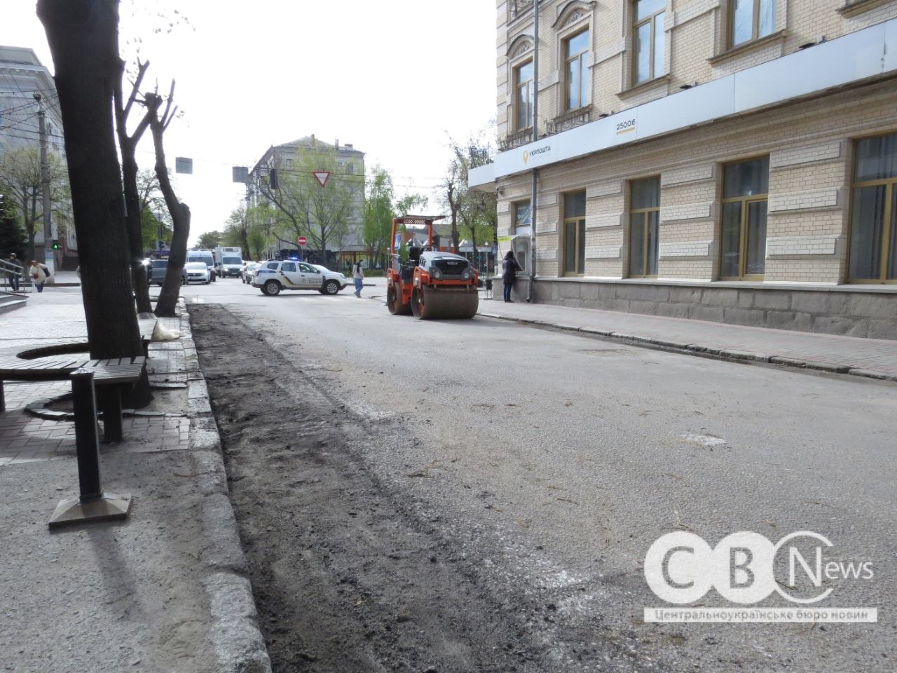 Працівники КП &laquo;Універсал 2005&raquo; ремонтують дорогу