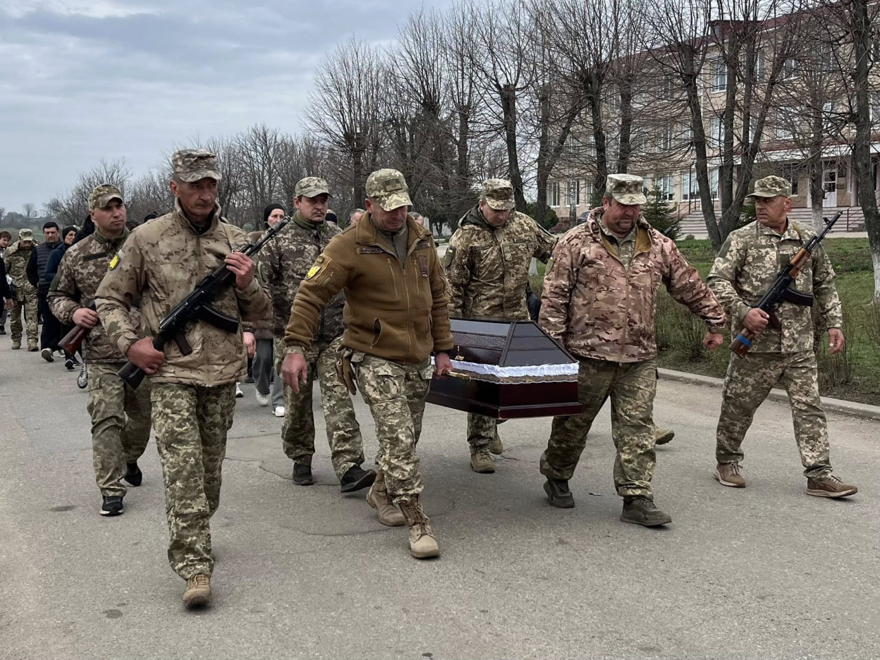 Колона процесії прощання із загиблим військовим