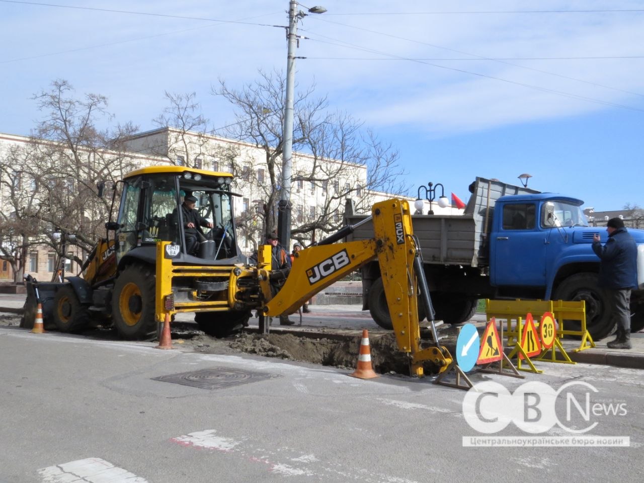 Комунальники ремонтують тепломережу у Кропивницькому