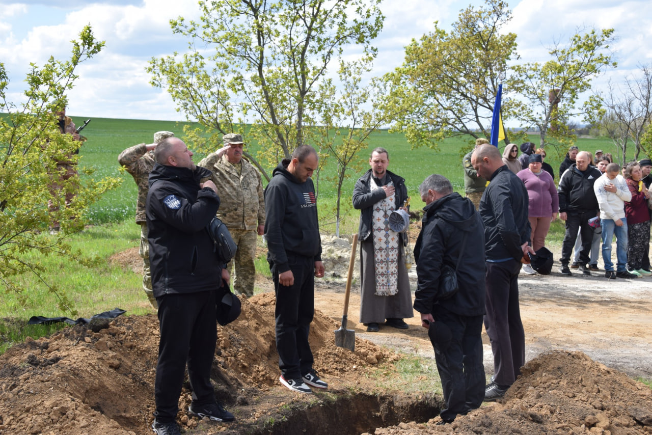 Трунарі опустили труну із полеглим бійцем