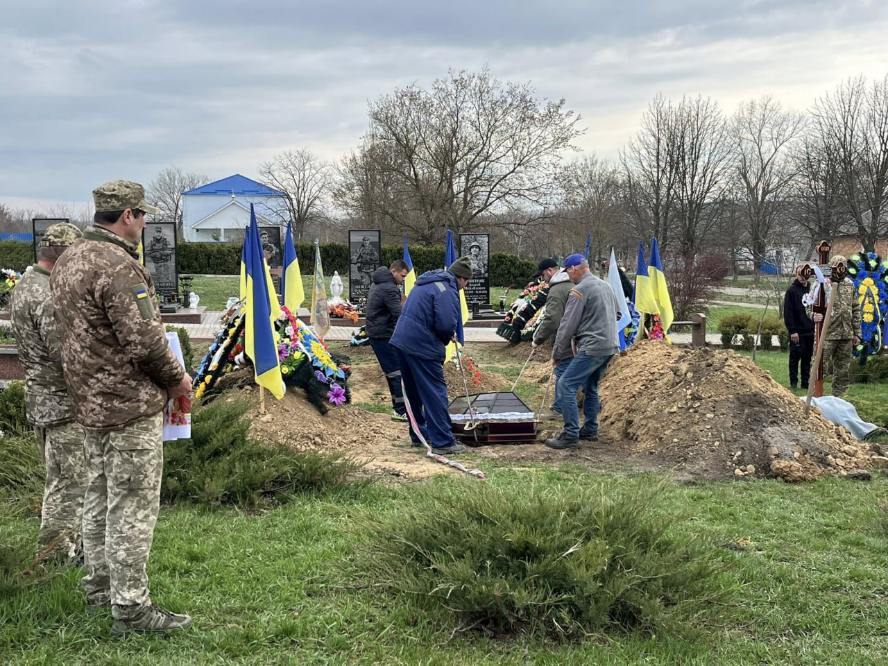 У Кам'янецькій громаді провели в останню путь воїна Володимира Гаркавенка