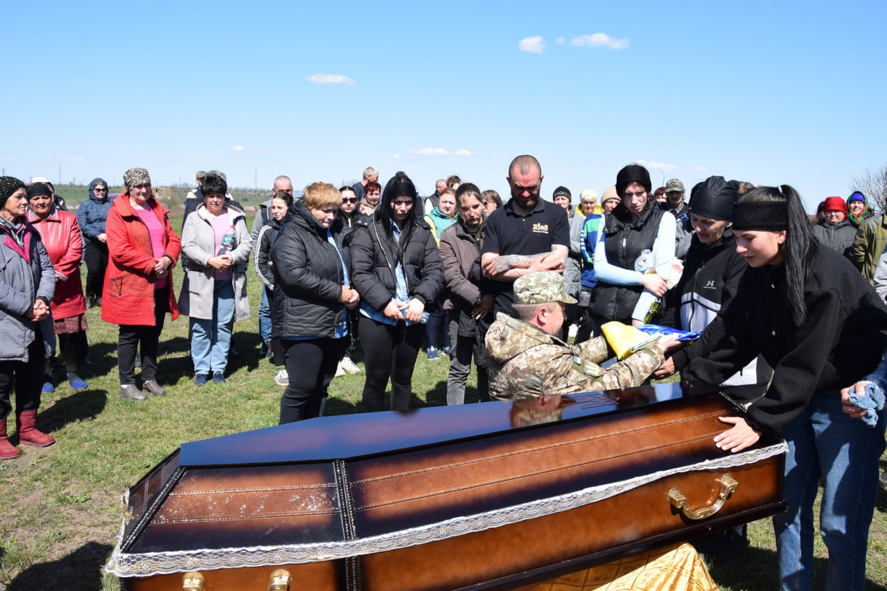 Рідним загиблого Дениса Джуся передають державний прапор