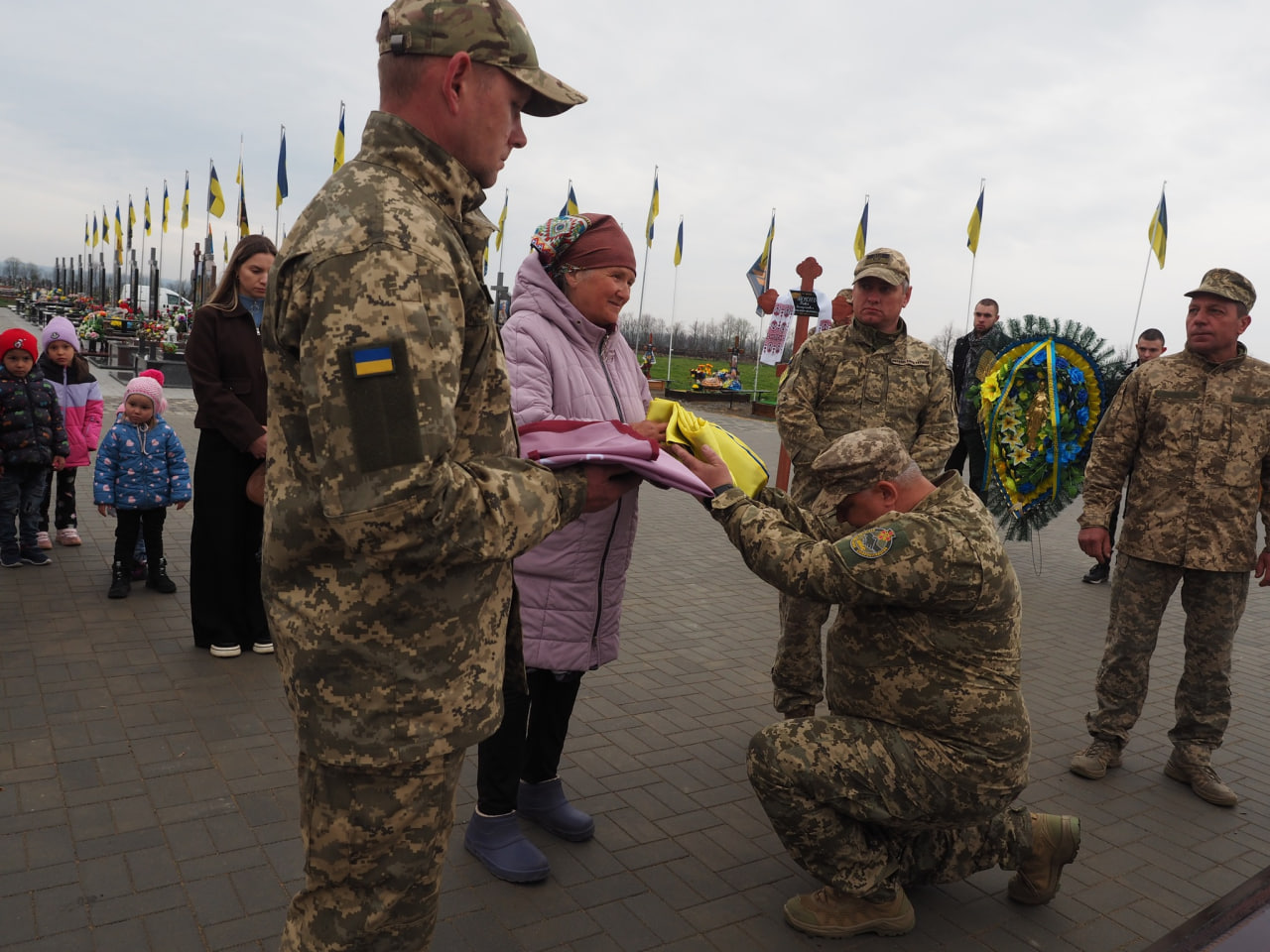 Рідним загиблого військового передали державний прапор