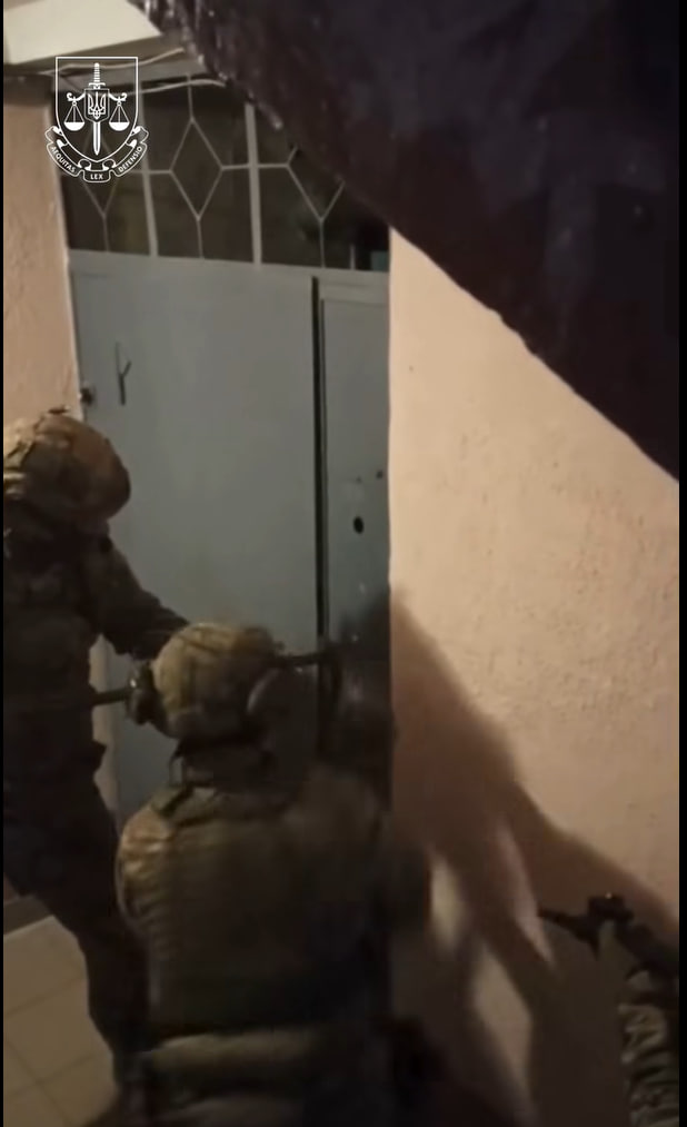 Оперативники взламують двері під час затримання