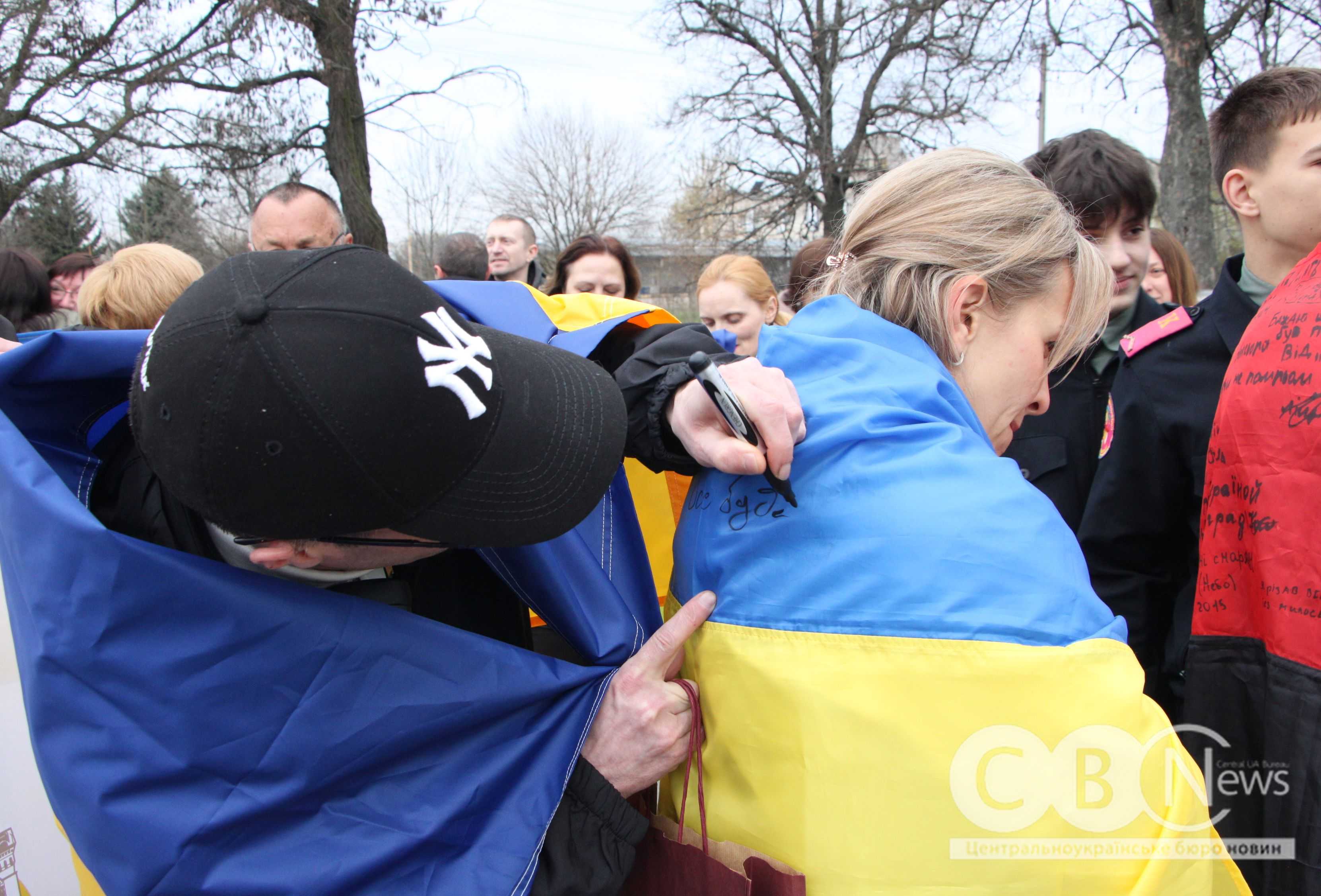 Євген Коденець підписує прапор України