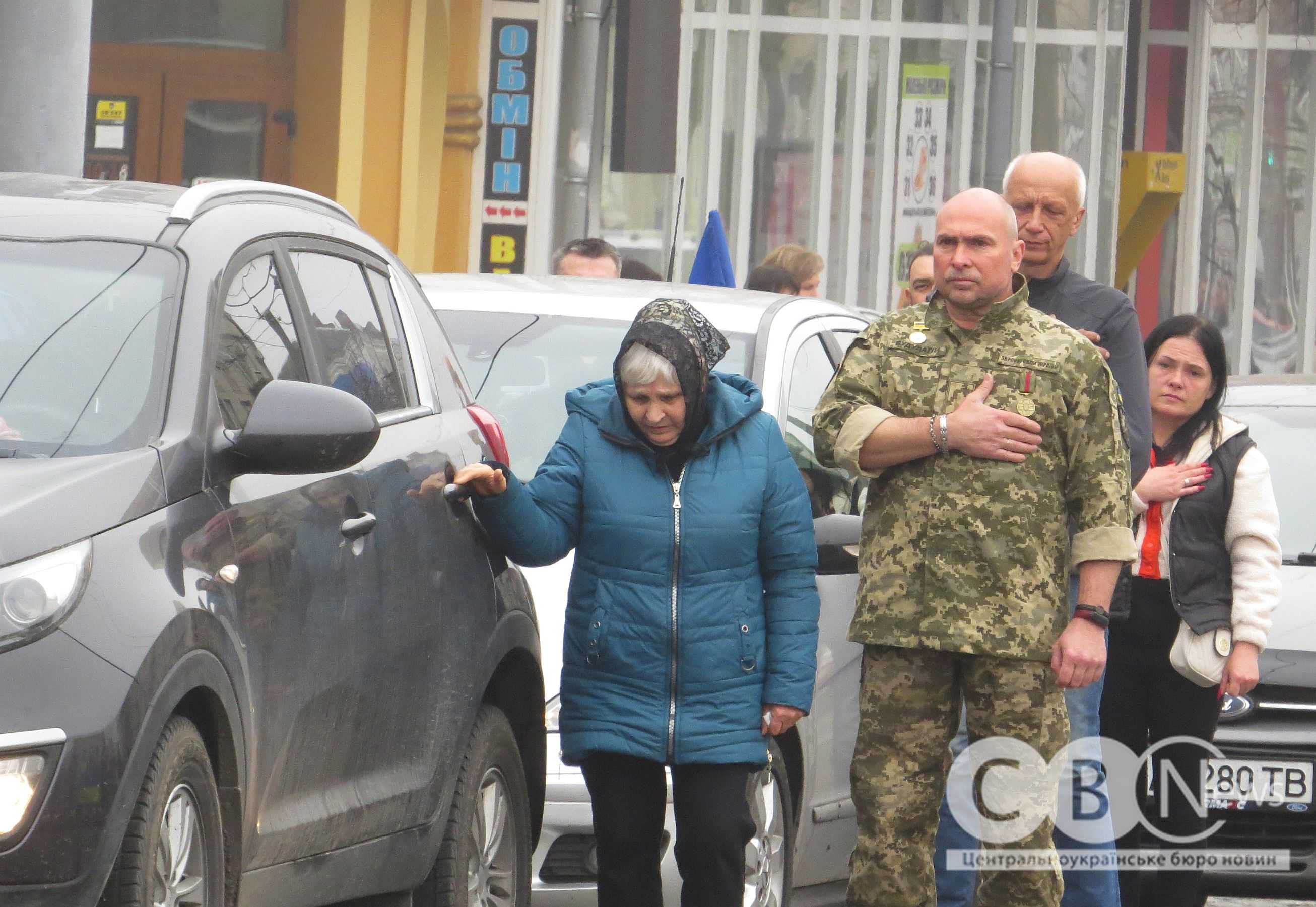 У Кропивницькому рідні загиблого воїна плачуть під час прощання