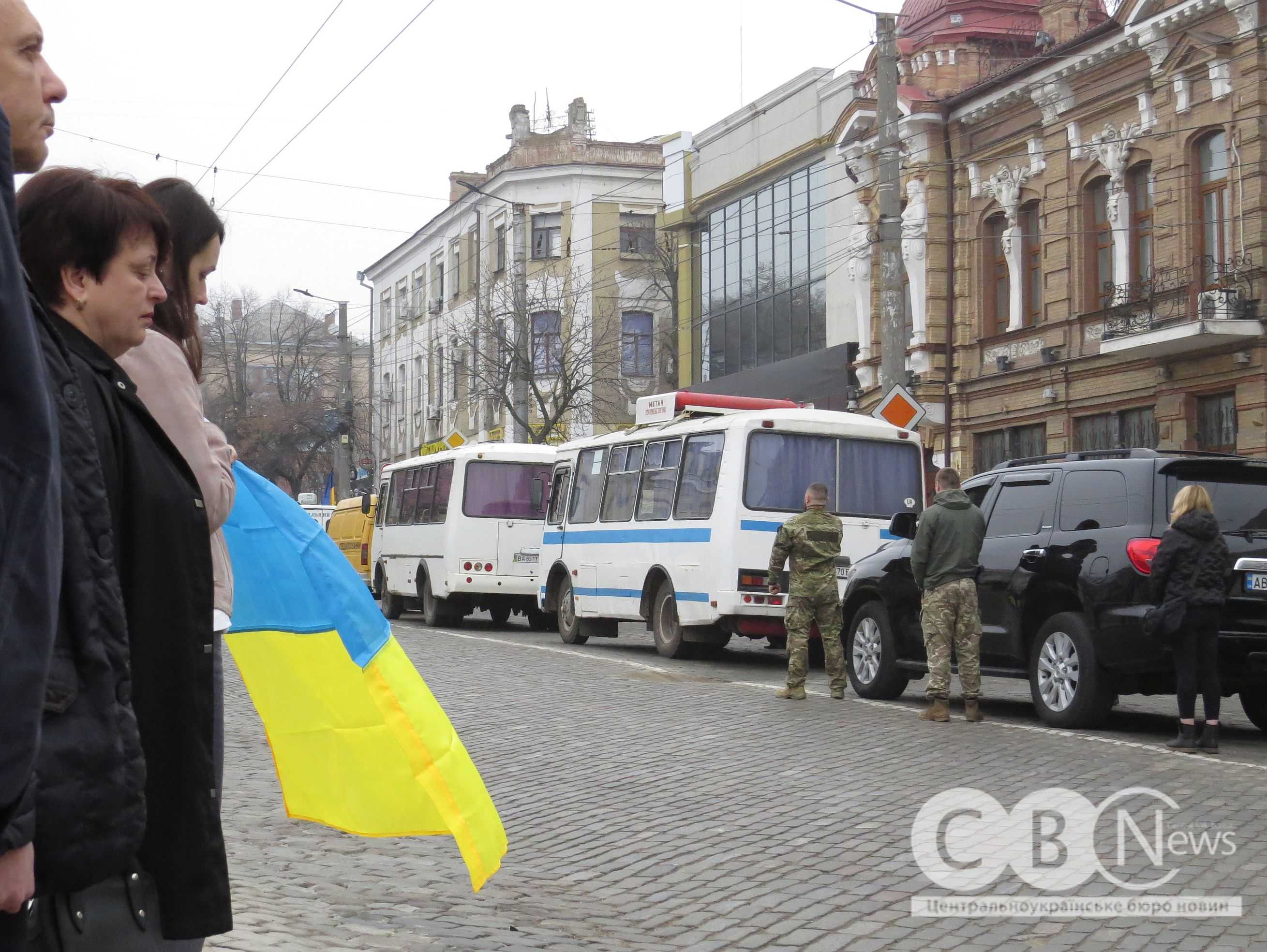Люди стоять під час прощання в Кропивницькому