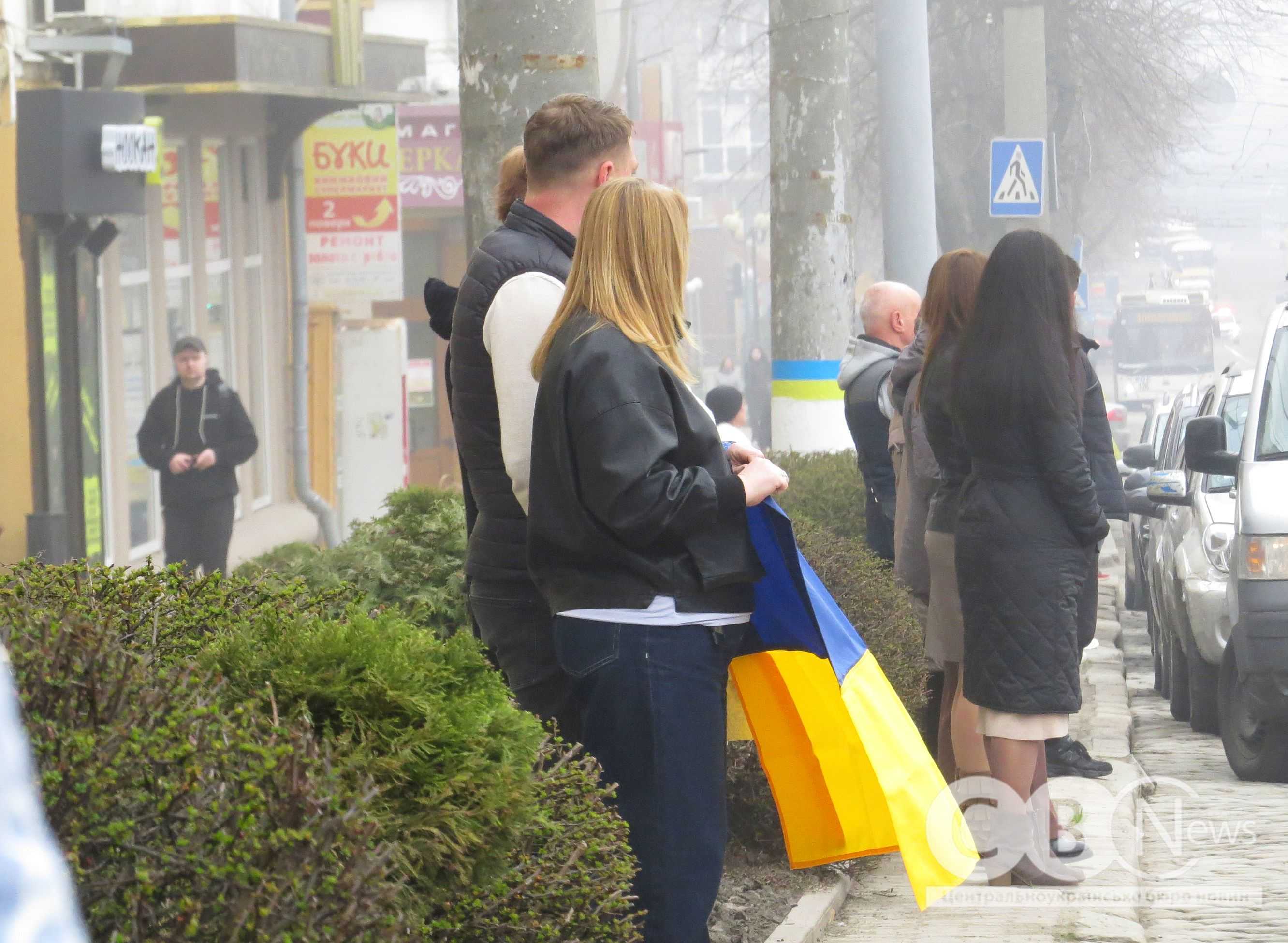 Люди стоять під час прощання в Кропивницькому