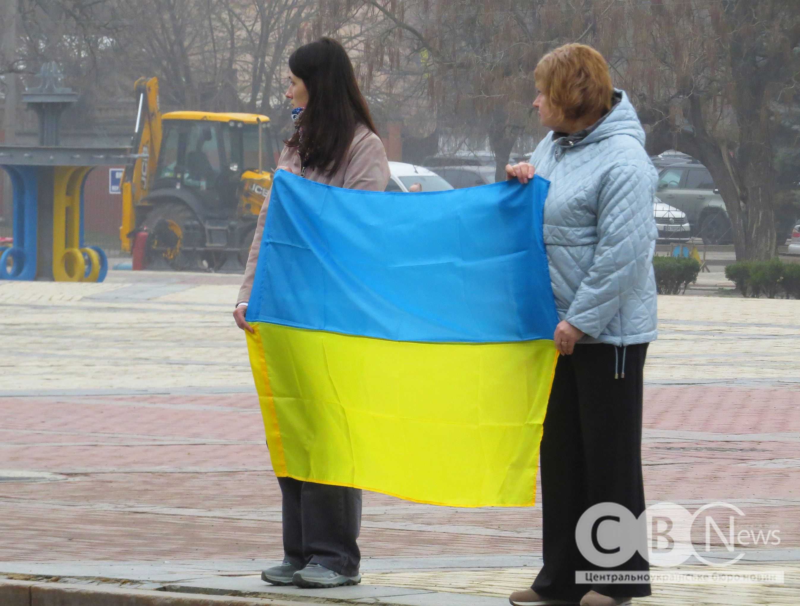 Жінки тримають прапор під час прощання в Кропивницькому