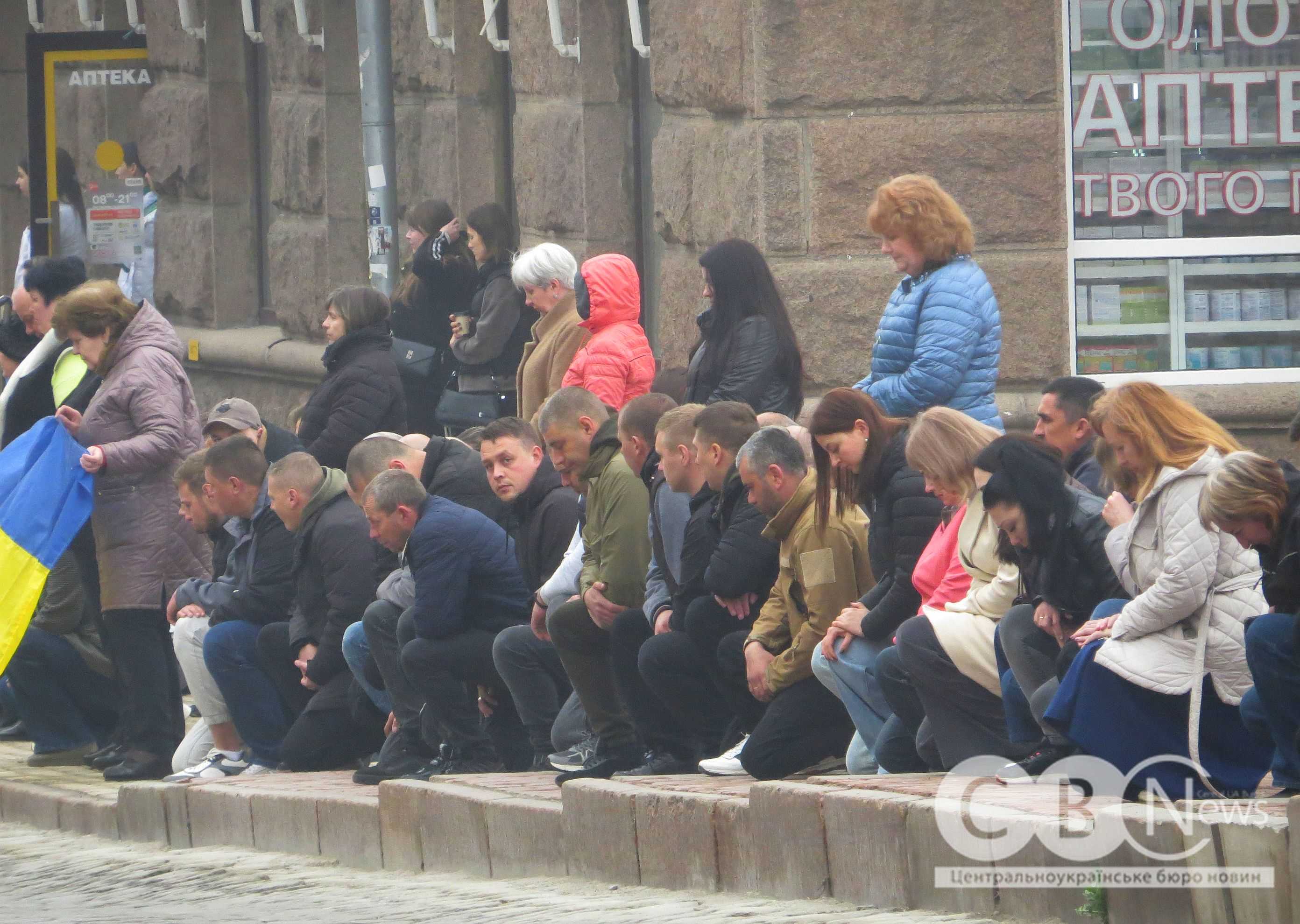 Люди стоять на колінах під час прощання в Кропивницькому