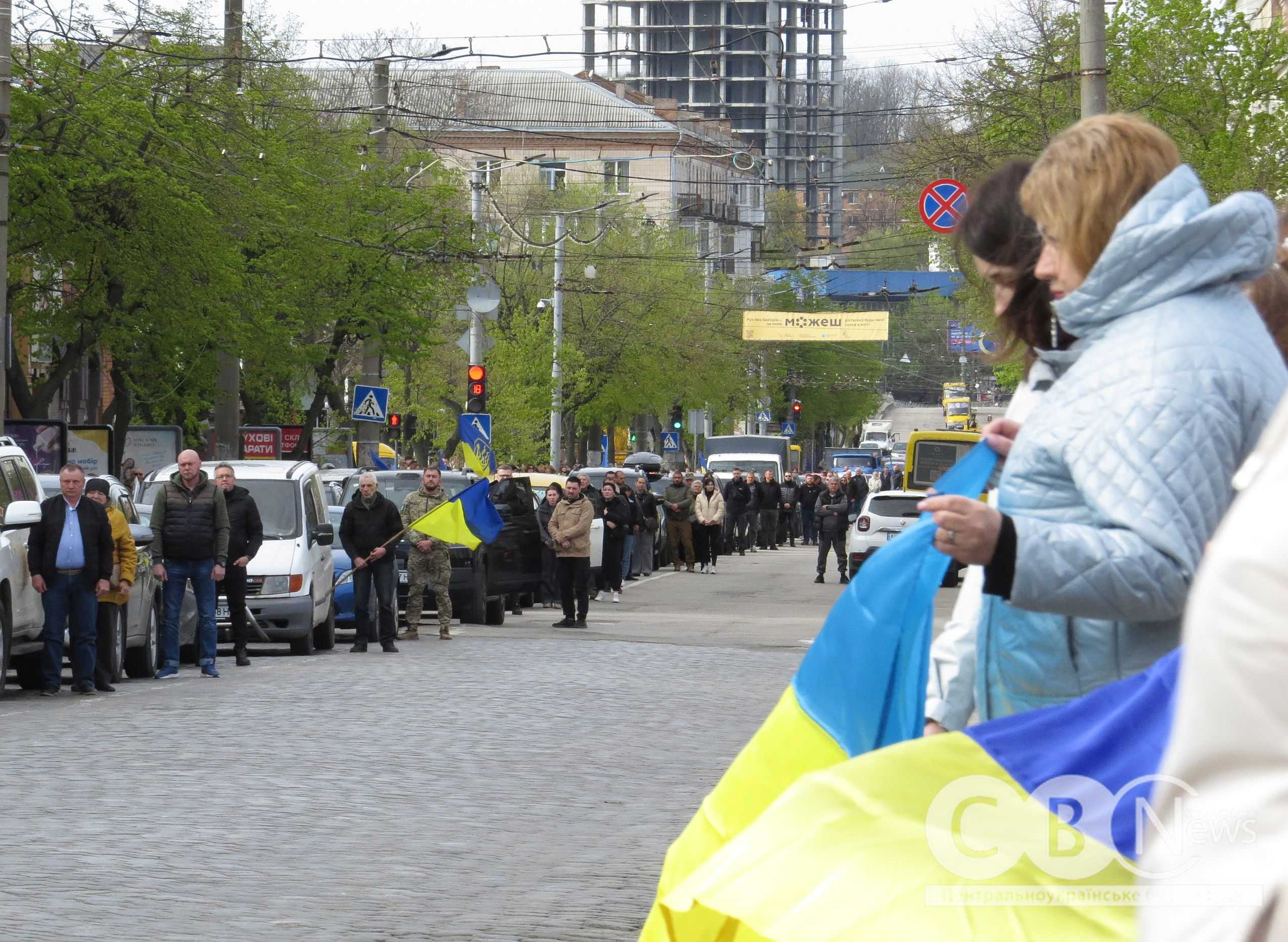Колона автівок під час прощання у Кропивницькому