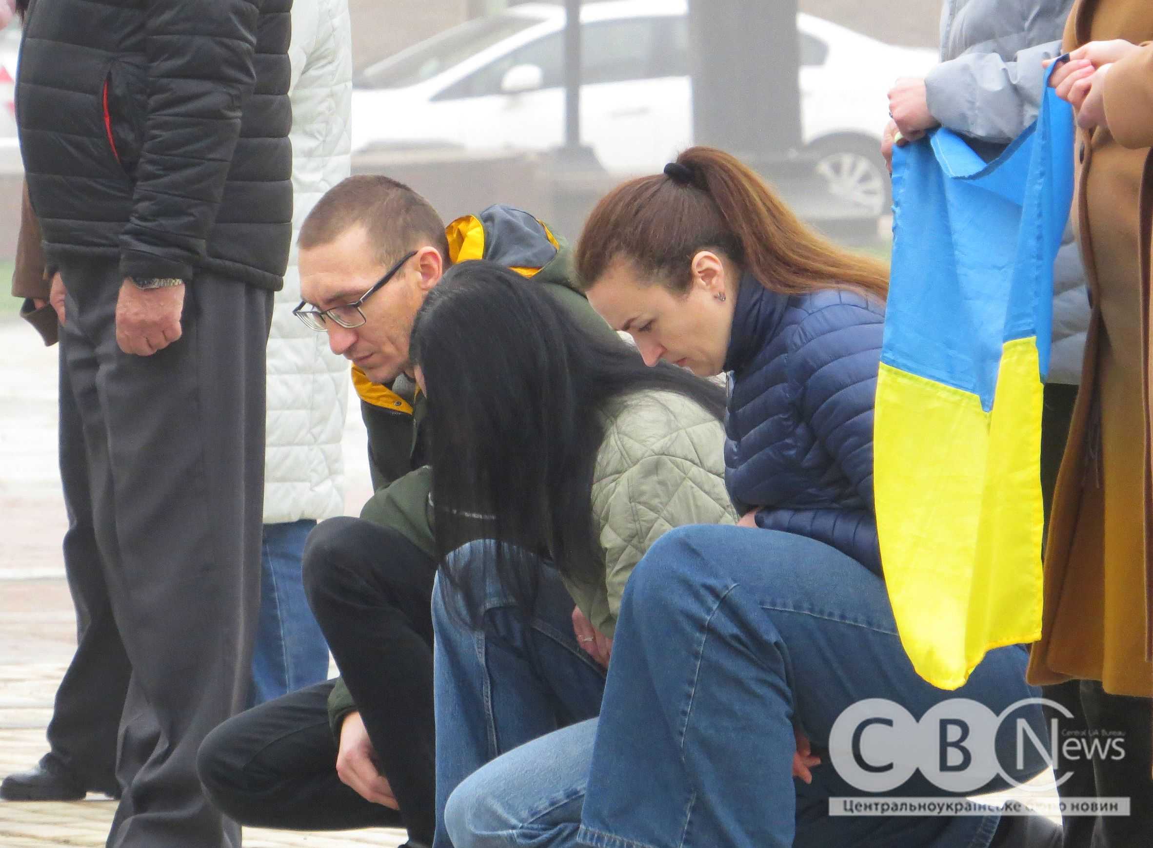 Люди стоять на колінах під час прощання в Кропивницькому