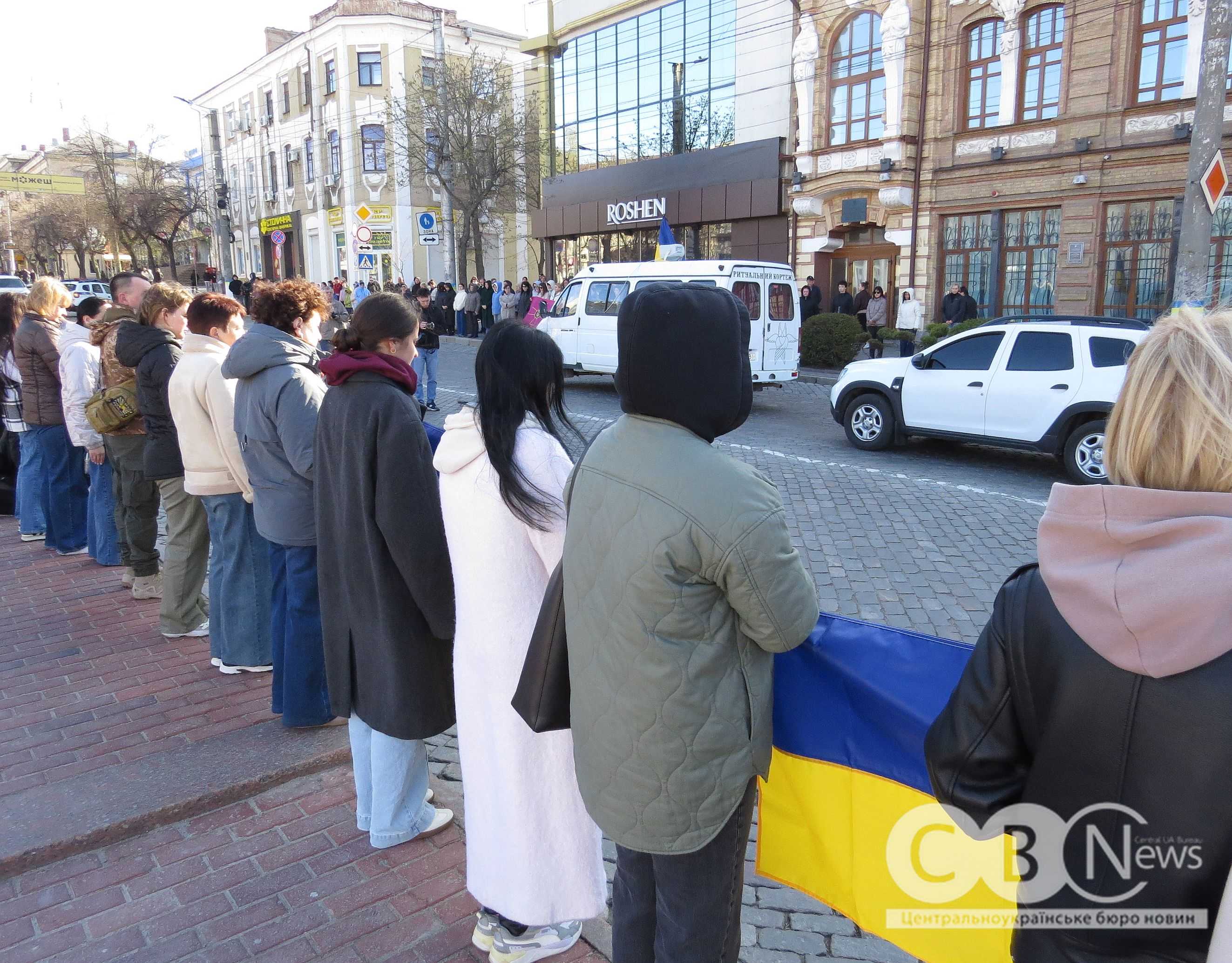 Кропивничани стоять у середмісті під час прощання з воїном