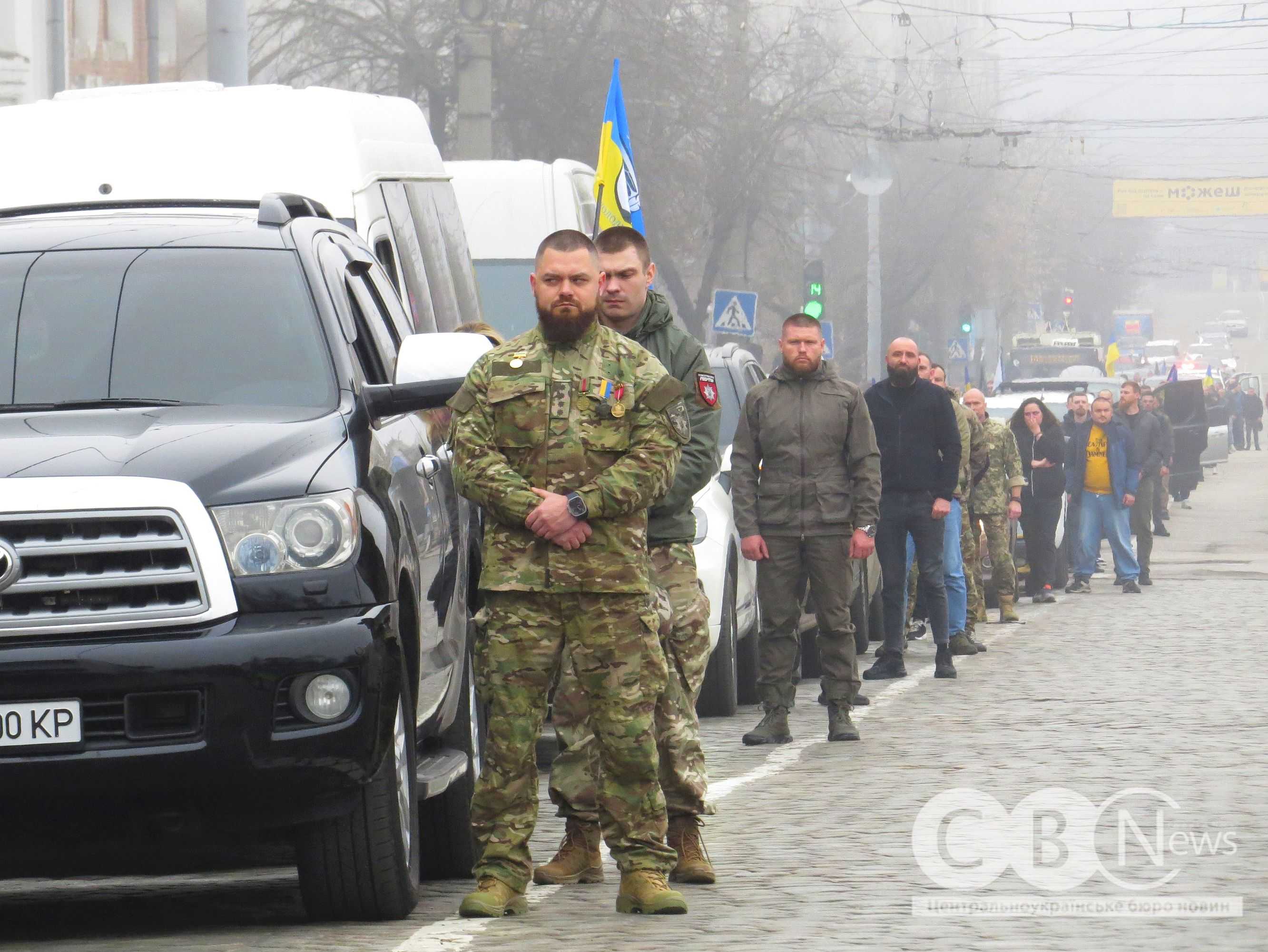 Воїни стоять під час прощання в Кропивницькому