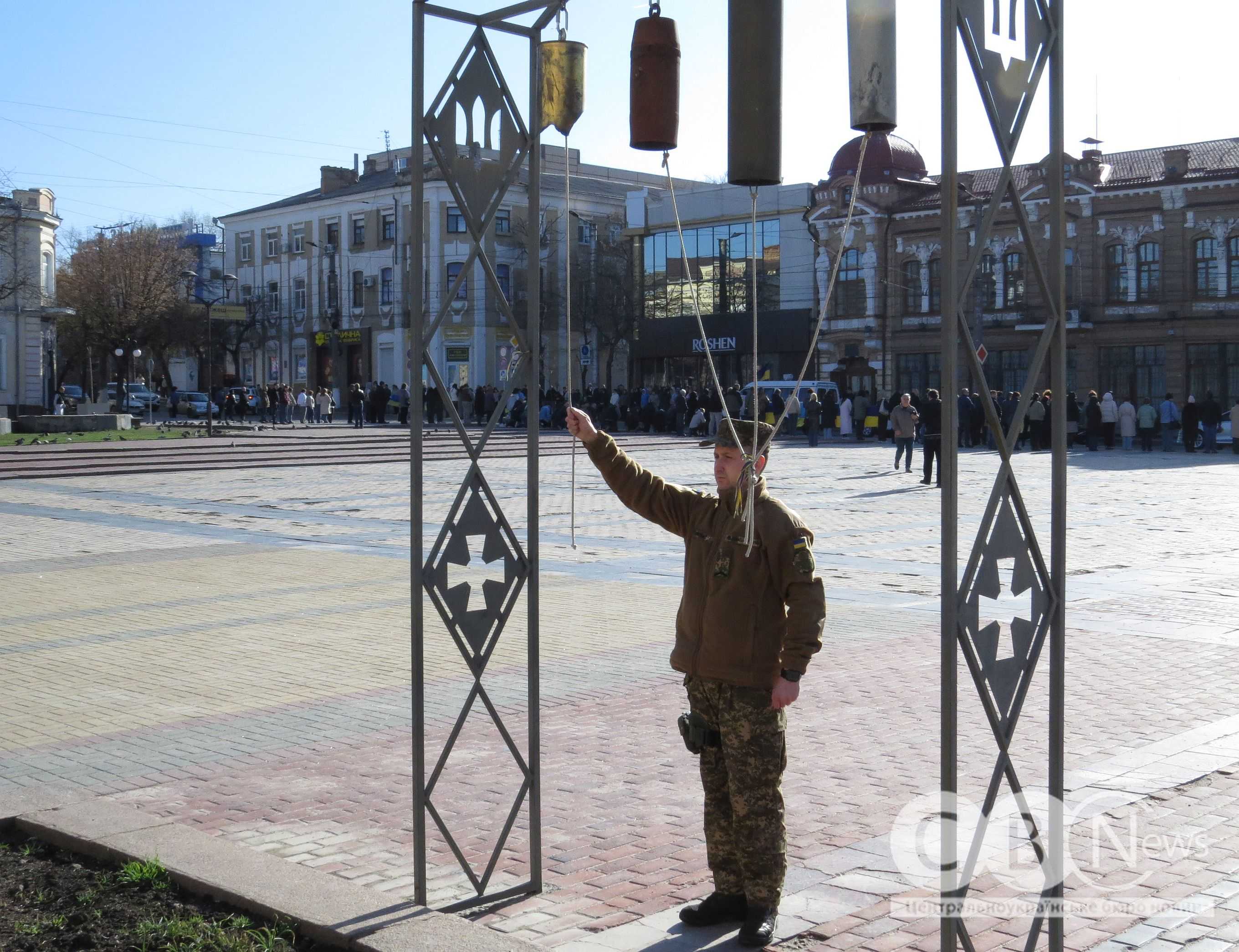 Воїн б'є у дзвін під час хвилини мовчання в Кропивницькому
