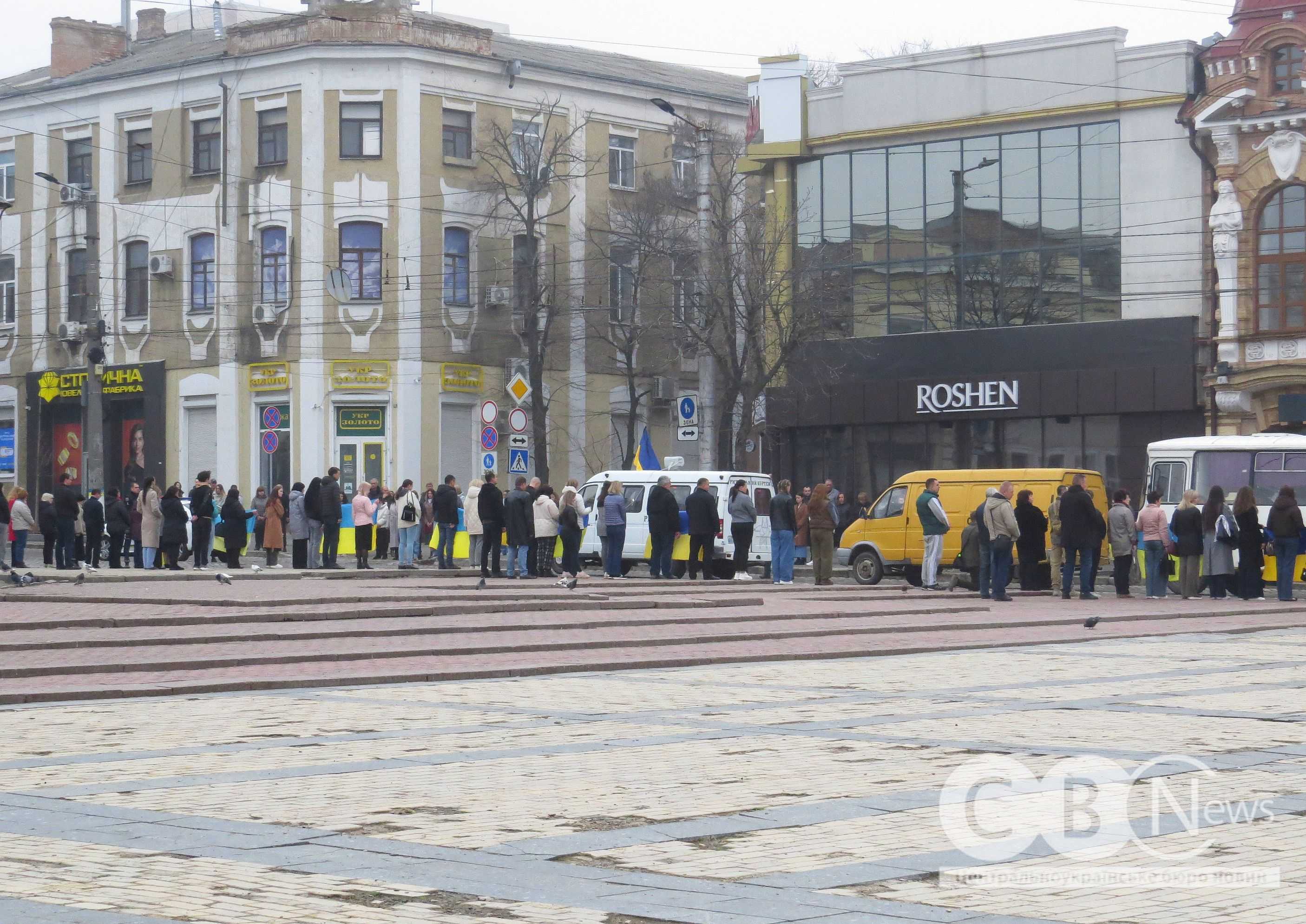 Люди стоять під час прощання в Кропивницькому