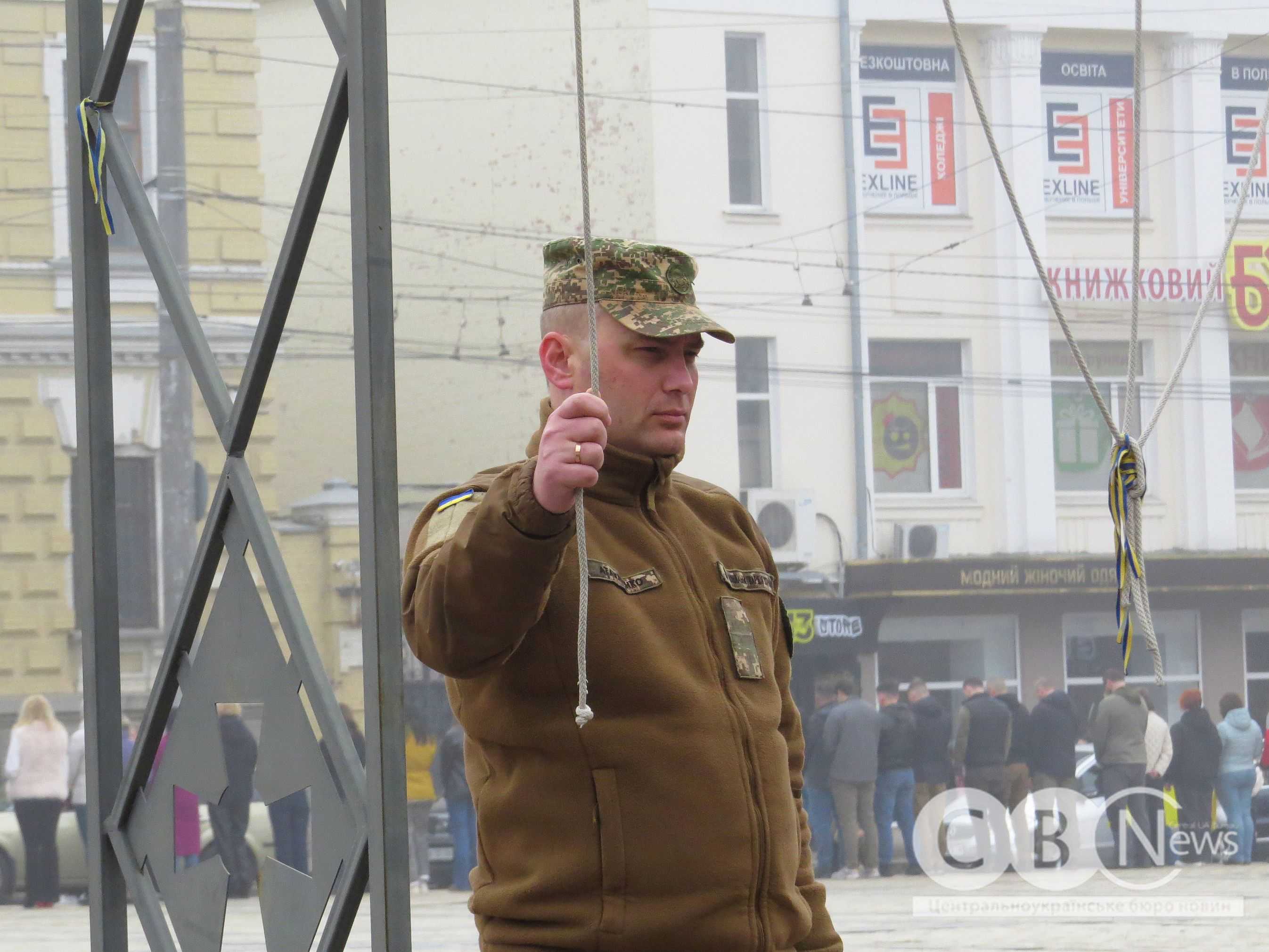 Воїн б'є у дзвін на площі Героїв Майдану в Кропивницькому