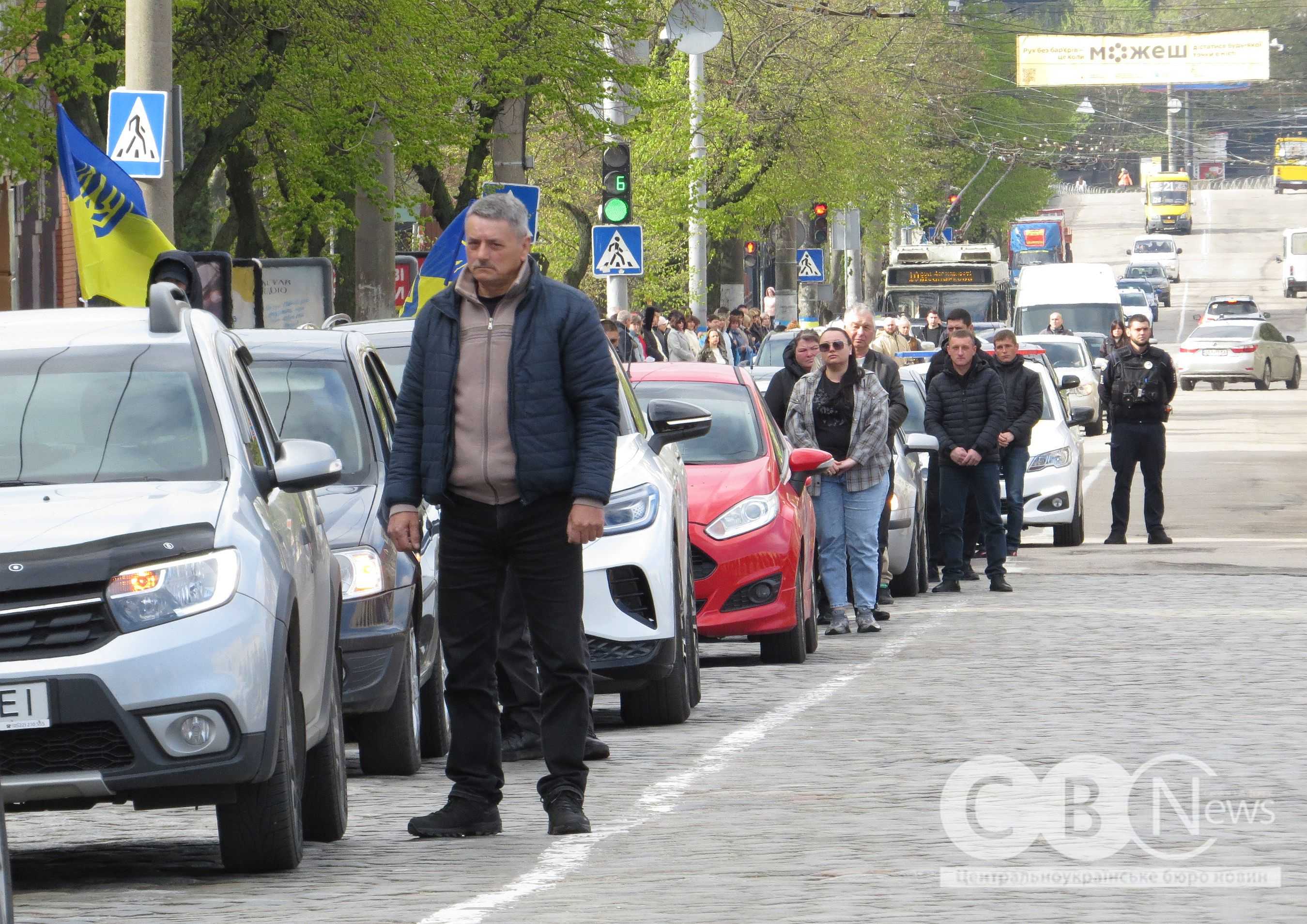 Люди стоять біля машин під час прощання з воїнами з Кропивницького