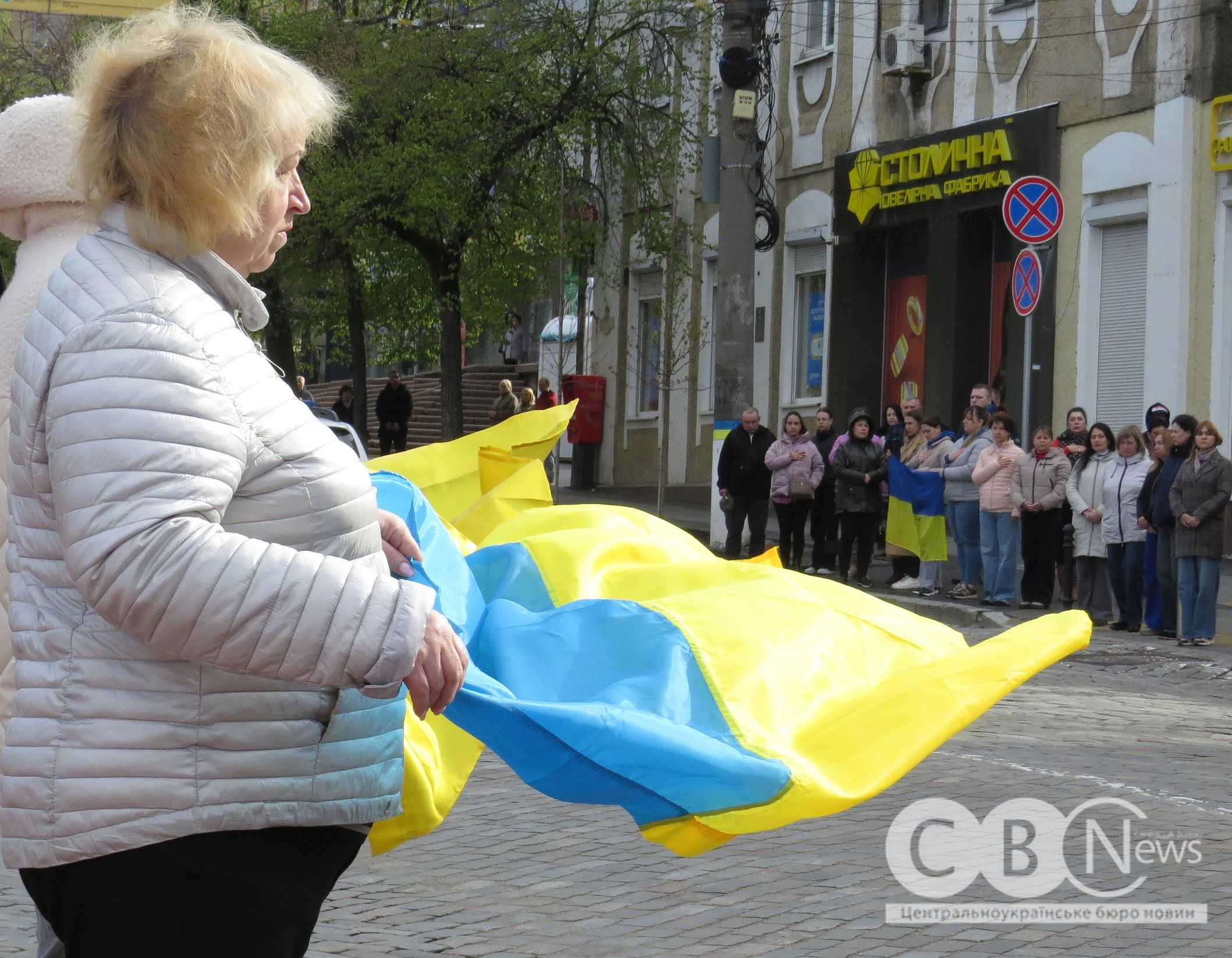Люди стоять з прапорами під час прощання з воїнами з Кропивницького