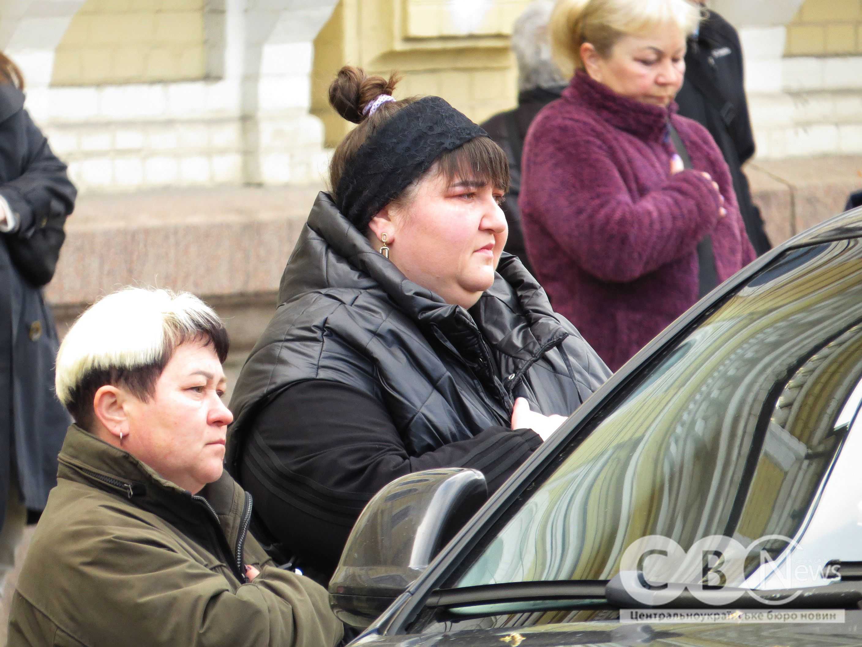 Рідні загиблого воїна з Кропивницького стоять біля машини