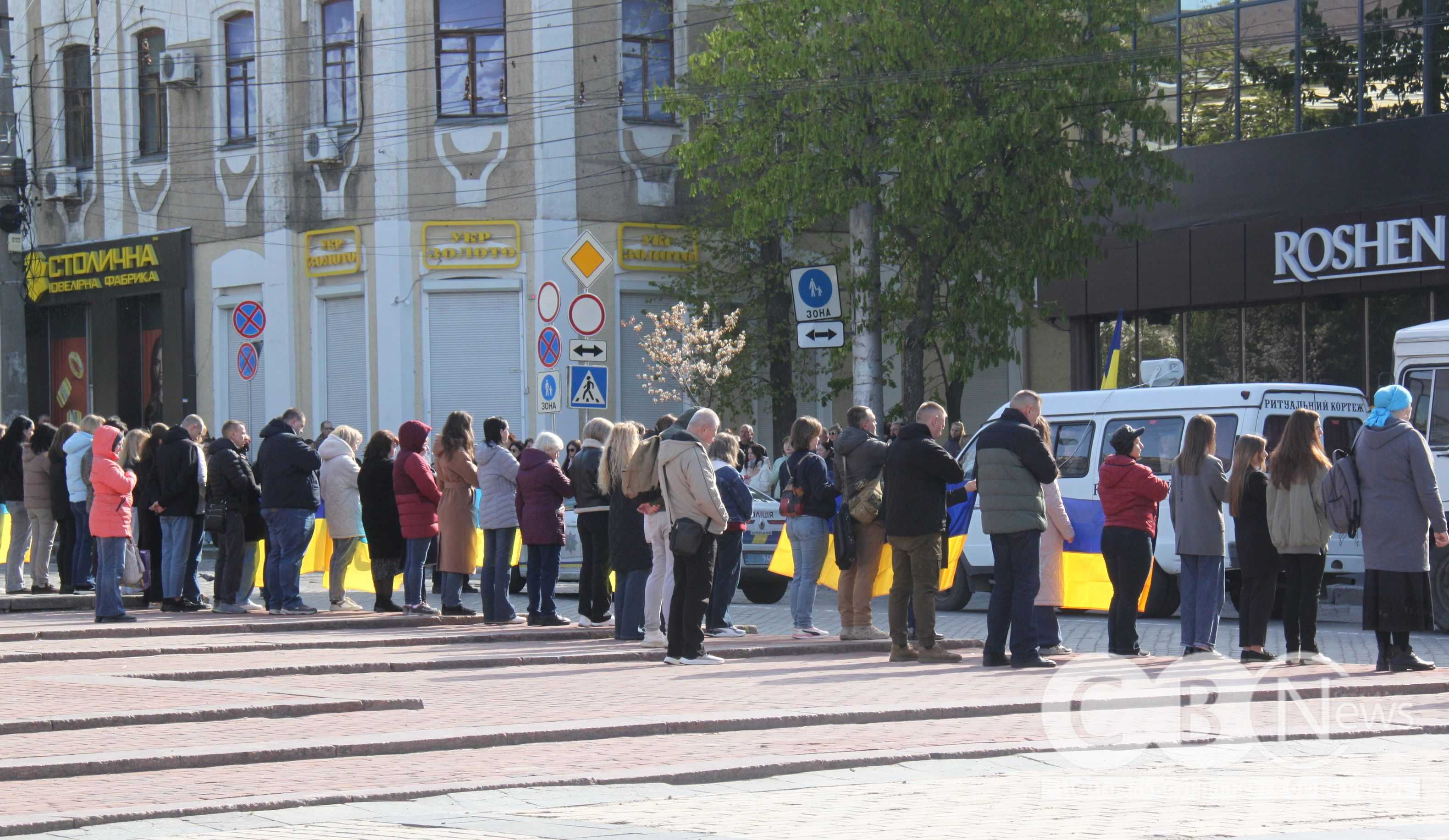 Кропивничани з прапорами зустрічають колону прощання із загиблими