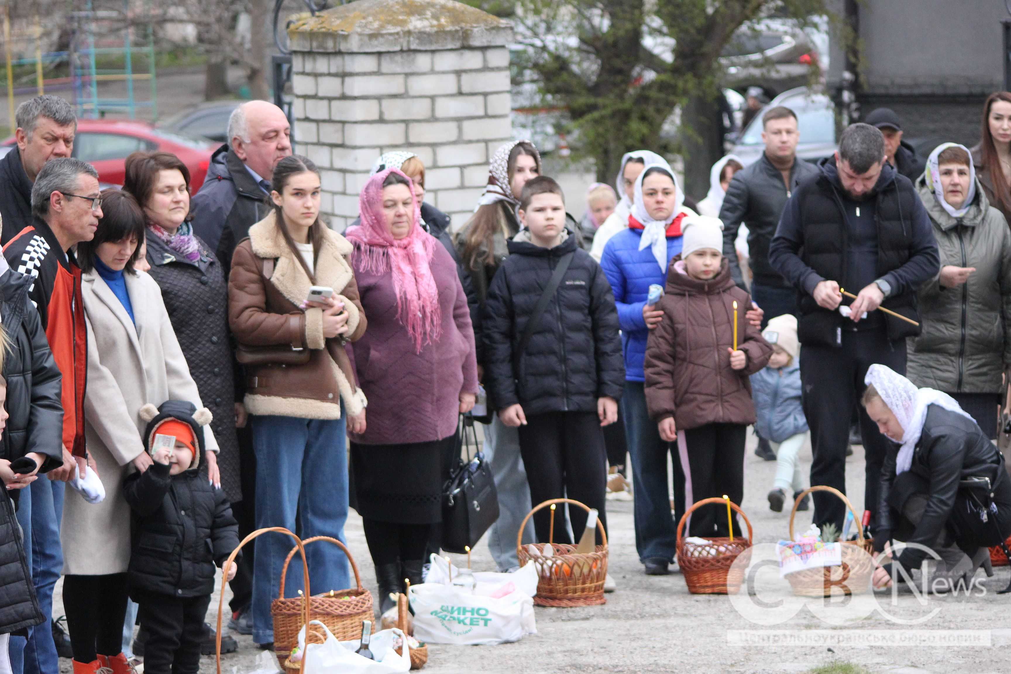 Кропивничани під час великодньої служби у Храмі