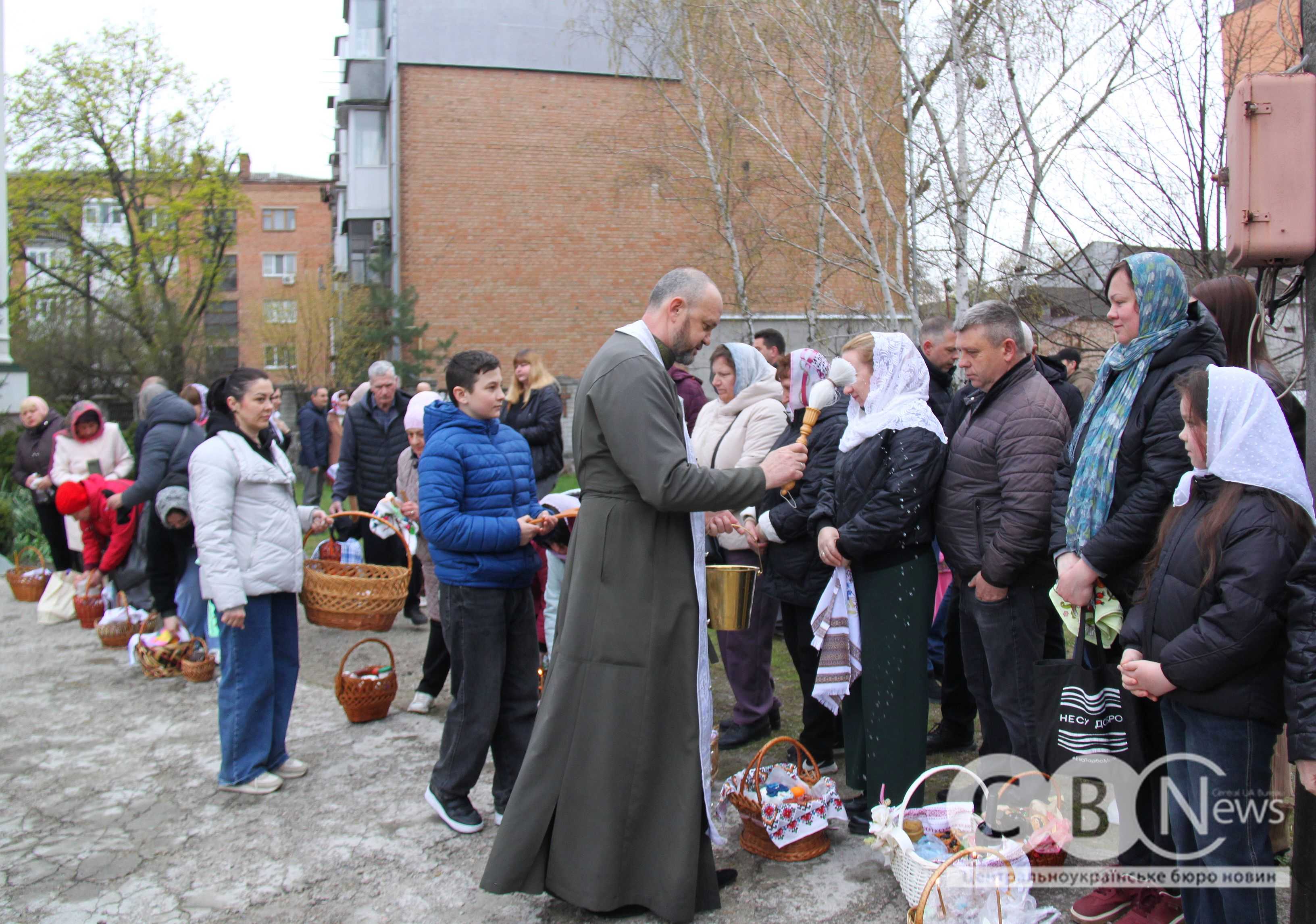 Священник освячує великодні кошики кропивничан