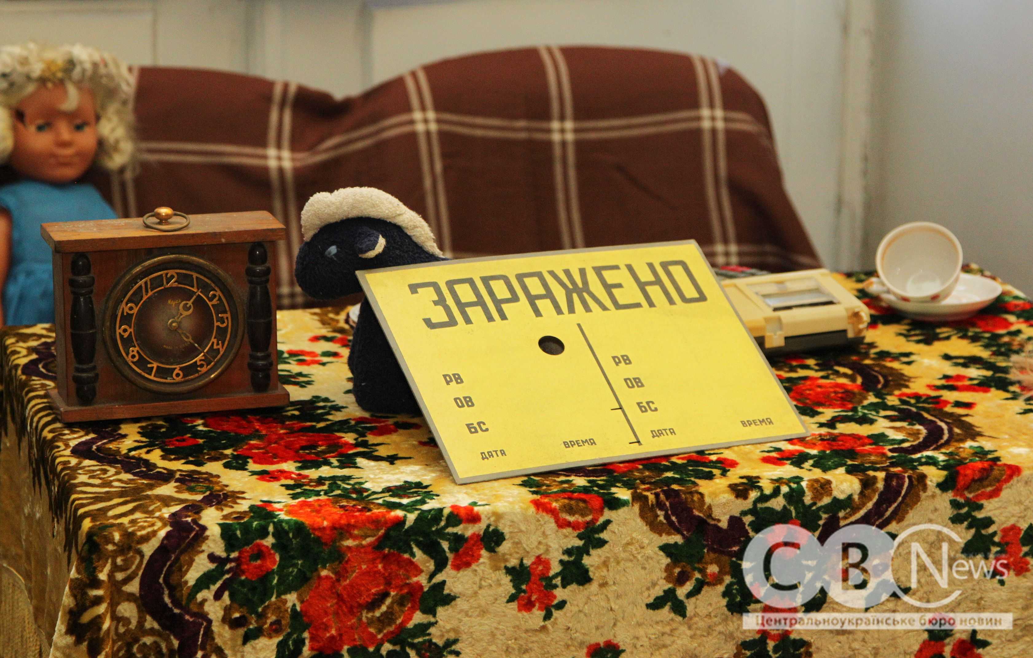 На столі стоїть табличка з попередженням