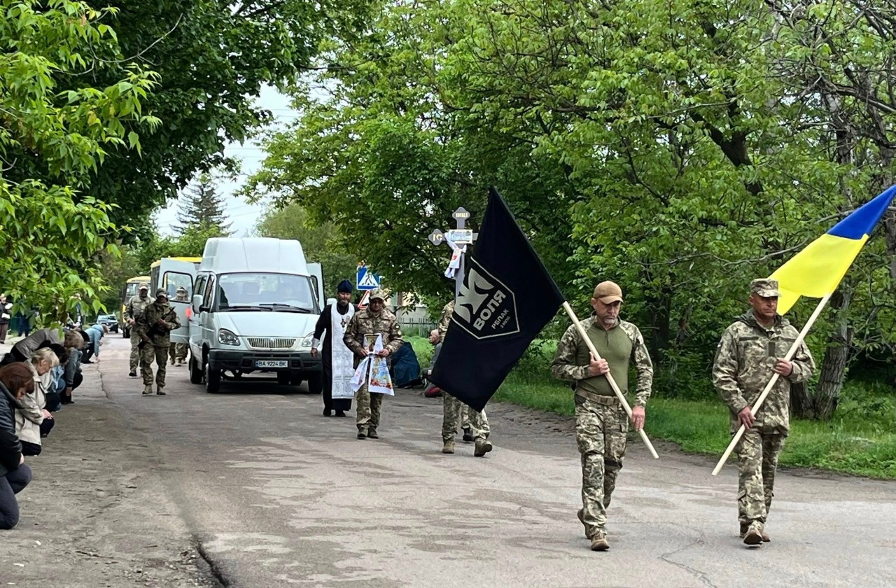 Кам'янецька громада прощалась із загиблим на війні з рф солдатом Артемом Шияном.