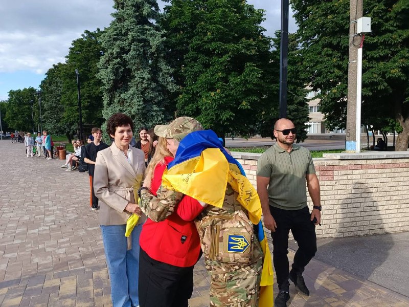 На головній площі громади земляка зустрічали рідні, побратими, школярі та жителі міста.