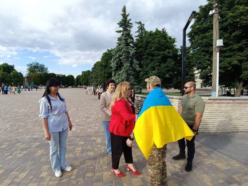 На головній площі громади земляка зустрічали рідні, побратими, школярі та жителі міста.