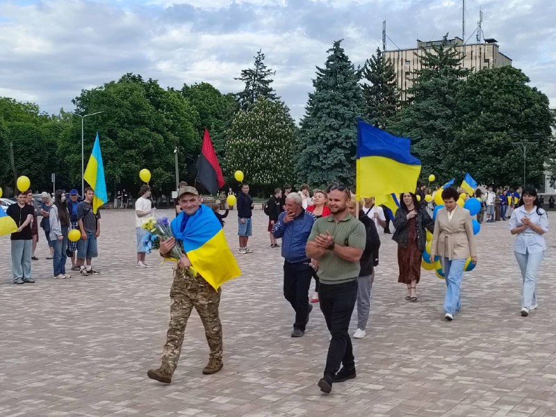 На головній площі громади земляка зустрічали рідні, побратими, школярі та жителі міста.