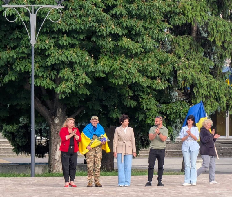 На головній площі громади земляка зустрічали рідні, побратими, школярі та жителі міста.