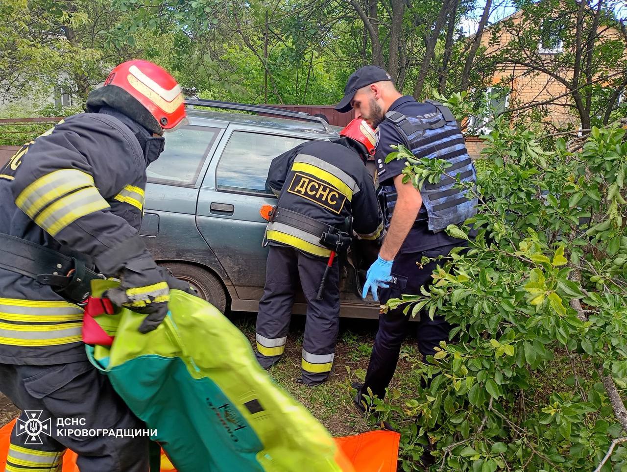 Деблокування постраждалих із понівеченої автівки.