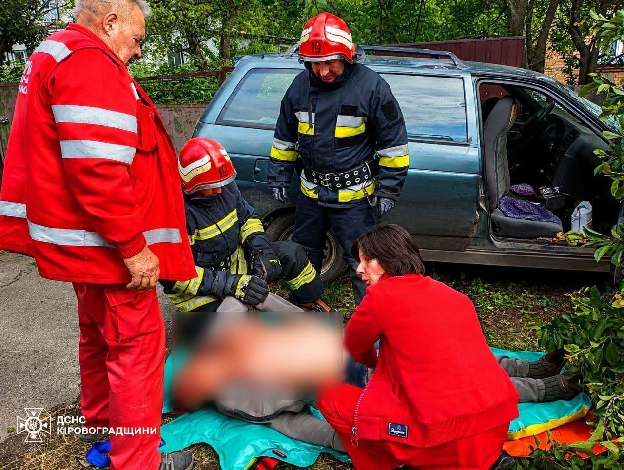Рятувальники деблокували постраждалих із понівеченої автівки.