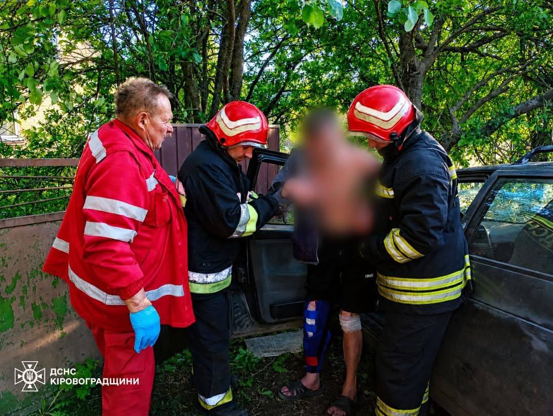 Рятувальники спільно з працівниками поліції деблокували постраждалих із понівеченої автівки.