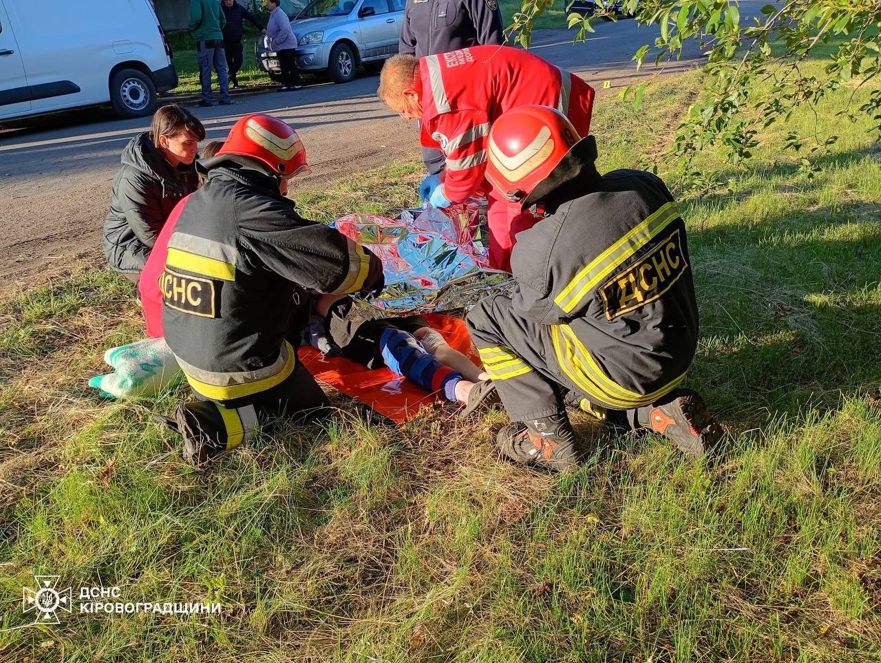 Рятувальники спільно з працівниками поліції деблокували постраждалих із понівеченої автівки.